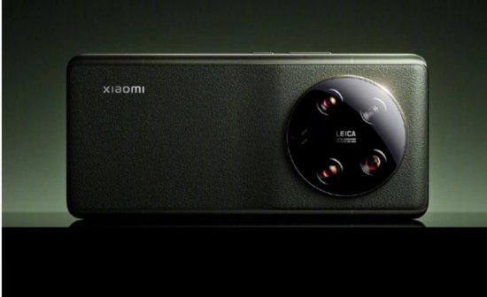 Xiaomi 13 Ultra smartphone showcasing its sloping back cover and circular Leica quad-camera array with a one-inch sensor.