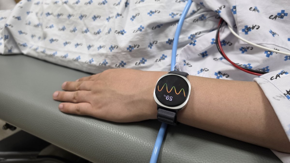 The Samsung Galaxy Watch displays heart rate metrics used for fainting prediction.