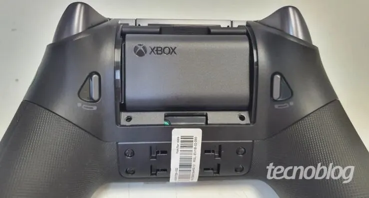 Regulatory filing images display the Xbox Elite Series 3 controller alongside its modular customization components.