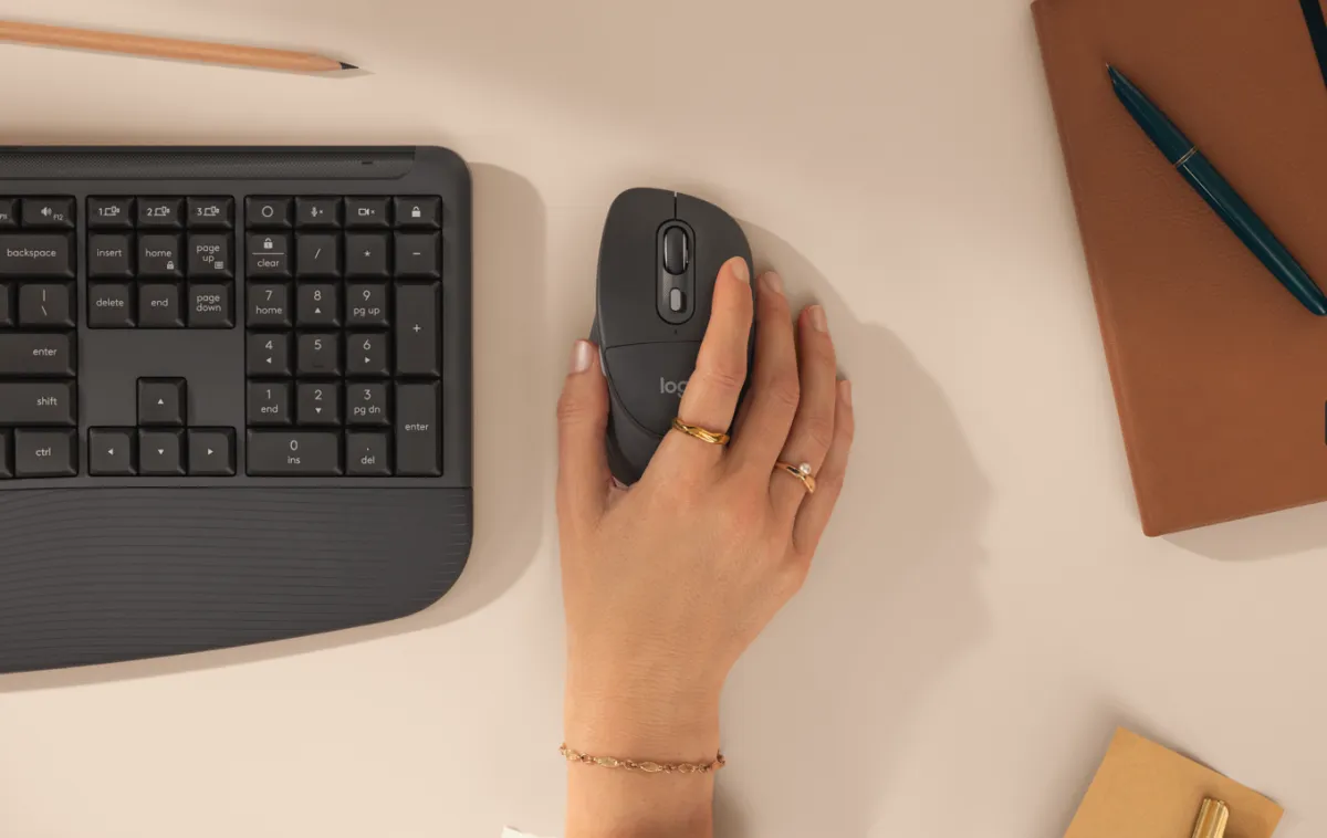 Logitech Signature Comfort Plus M850 L mouse and MK880 keyboard on a desk