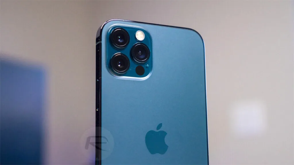 The graphic illustrates iOS gaming hardware acceleration and evolving developer distribution models for 2026