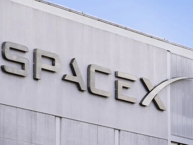 A SpaceX Starship rocket stands on the launch pad.