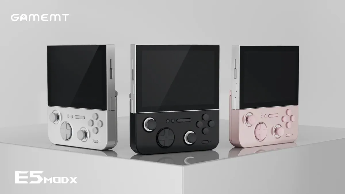 The GAMEMT E5 Modx handheld console features a detachable display and metal gamepad during testing.