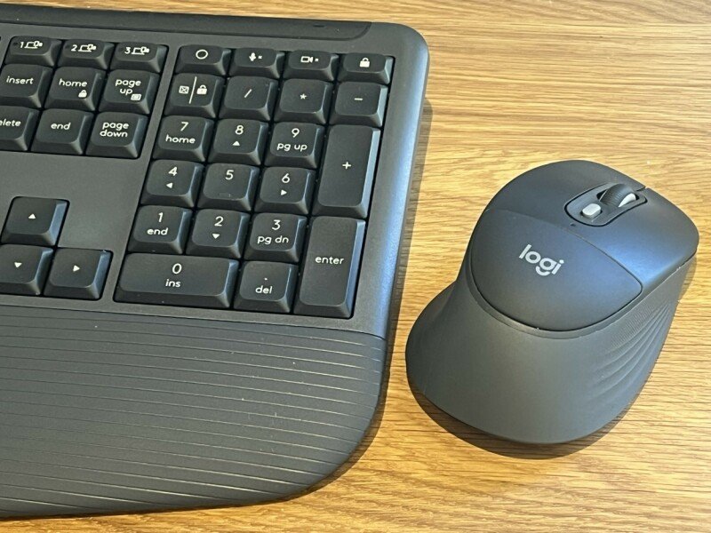 A cushioned right-handed mouse designed for comfortable daily use.