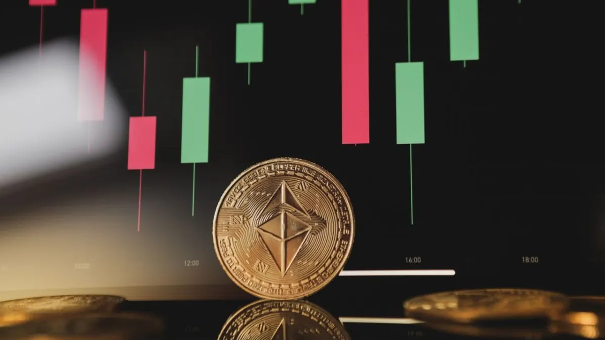 A graphic illustrates a South Korean funeral firm losing 33 million dollars to a leveraged cryptocurrency ETF.