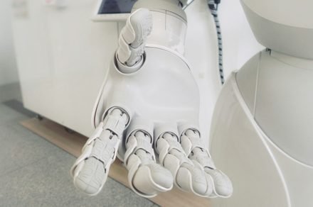 A robotic hand learns to play music through self-directed exploration and biological motor babbling techniques.
