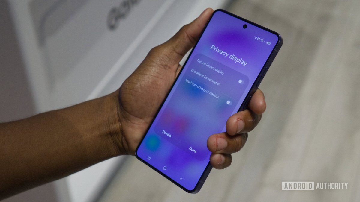 Xiaomi software privacy display compared to Samsung hardware viewing angle restriction for Android devices