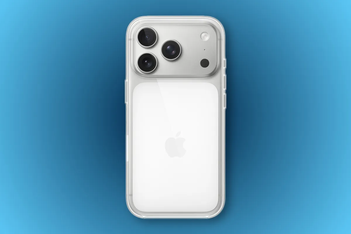 The clear case prototype for the iPhone 18 Pro displays full transparency and standard MagSafe alignment.