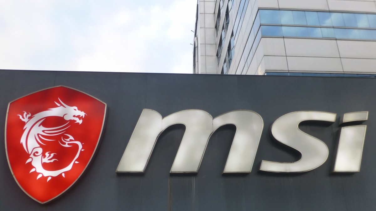 MSI 31.5-inch OLED gaming monitor displaying dynamic resolution and refresh rate switching.