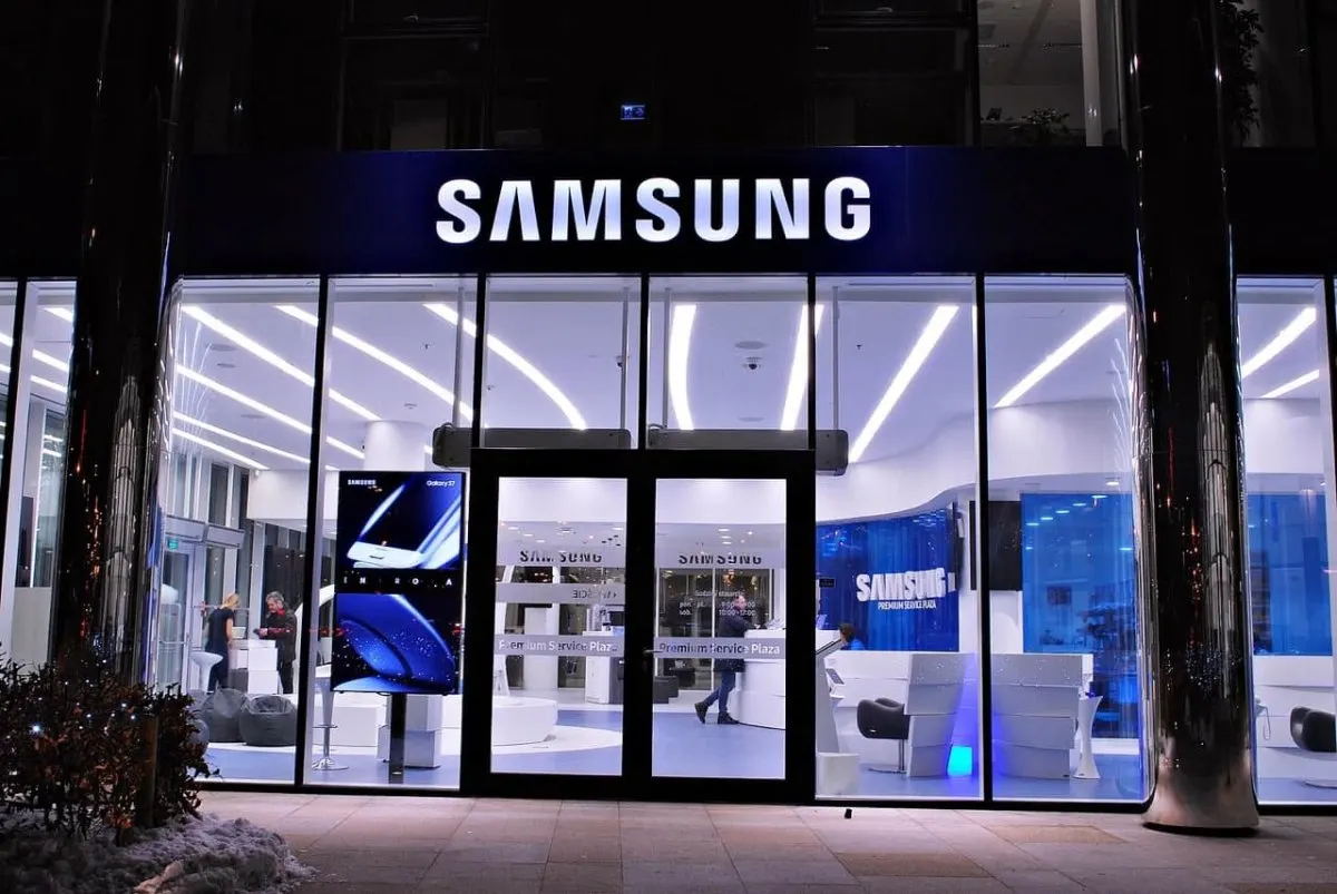 A bar chart compares Samsung and Apple customer satisfaction scores in the United States.