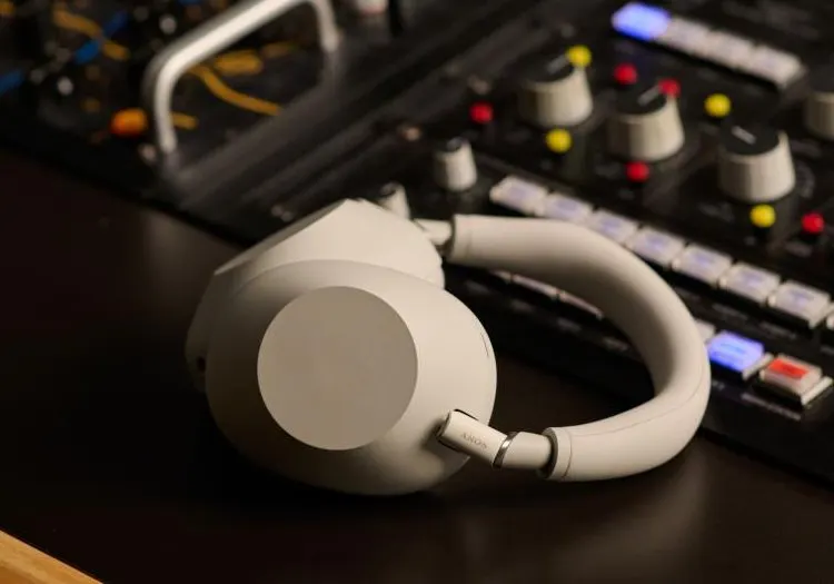 Sony WH-1000XM6 and WH-1000XM5 wireless noise-canceling headphones.
