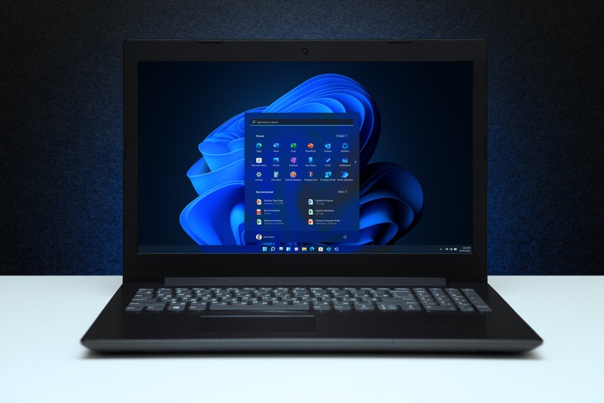 Two Bluetooth headphones connect to a Windows 11 computer for simultaneous shared audio playback.