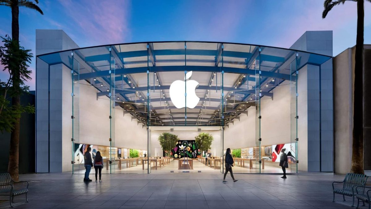 How Apple Transformed Tech Retail 25 Years After Its First Store