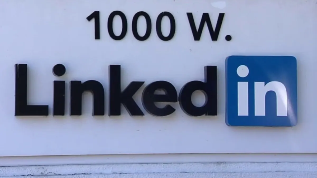 The LinkedIn logo appears alongside a stylized map of China to illustrate regional platform closure