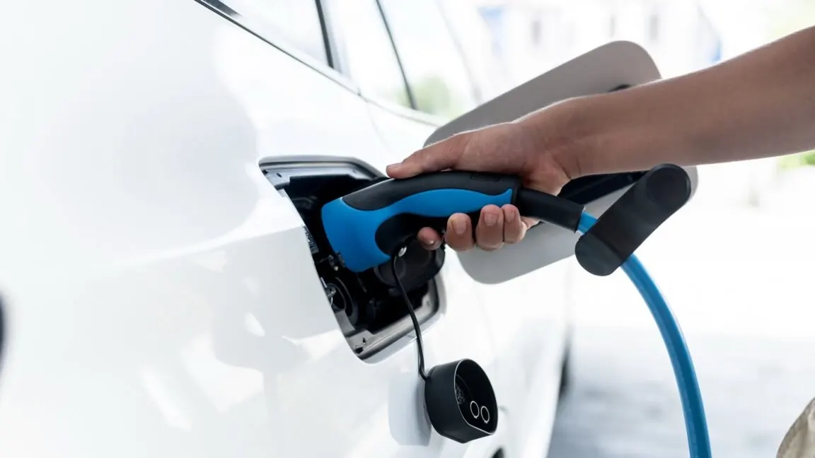 This chart displays real-world daily charging patterns for plug-in hybrid vehicles based on manufacturer telemetry data.