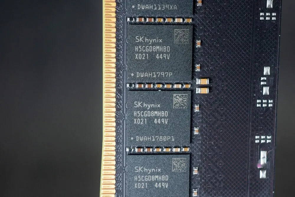 The graph shows DDR5 memory costs stabilizing while solid state drive prices increase.
