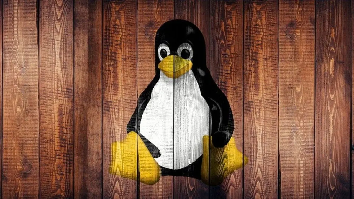 This diagram illustrates the CVE-2026-46333 Linux kernel privilege escalation flaw.