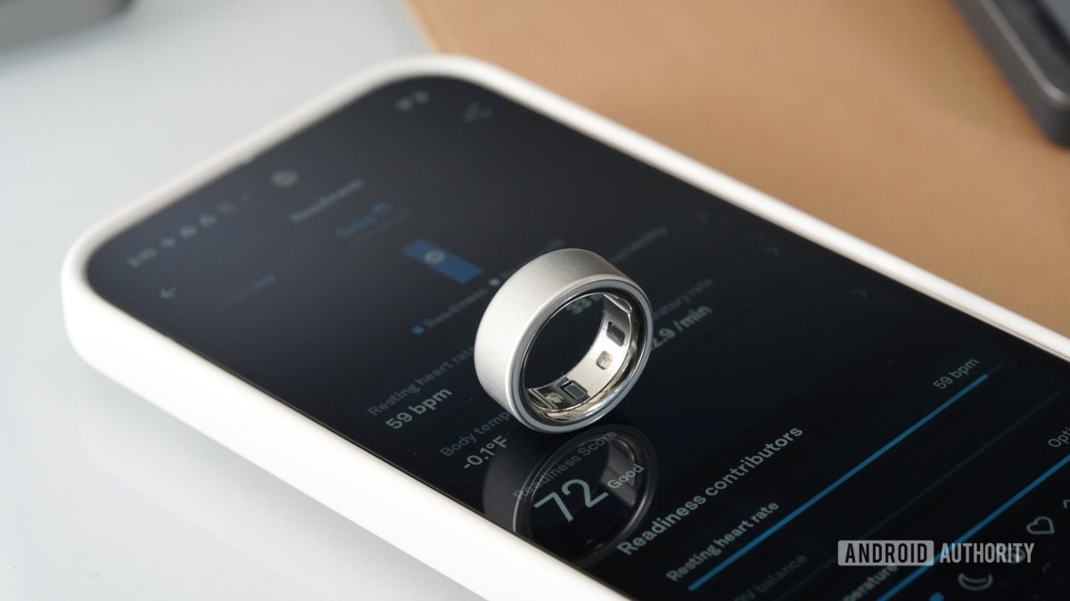 The desktop application interface displays Oura Ring health metrics and local database records.