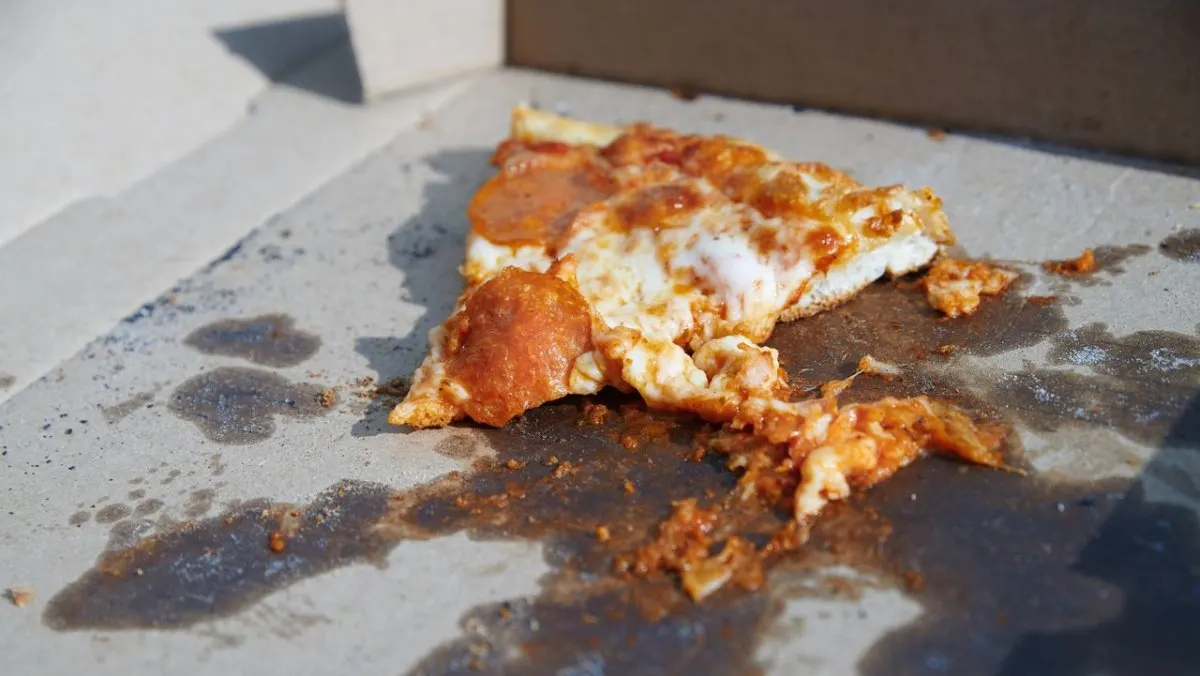 A Pizza Hut franchisee sues the parent company over AI delivery routing delays and revenue loss.