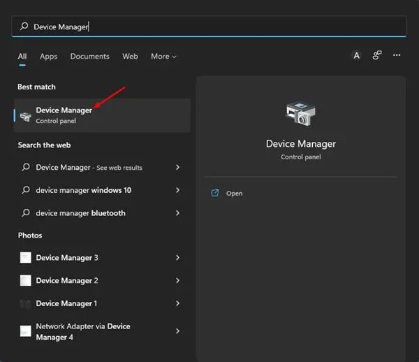 A Windows 11 settings window displays options for configuring USB port access.