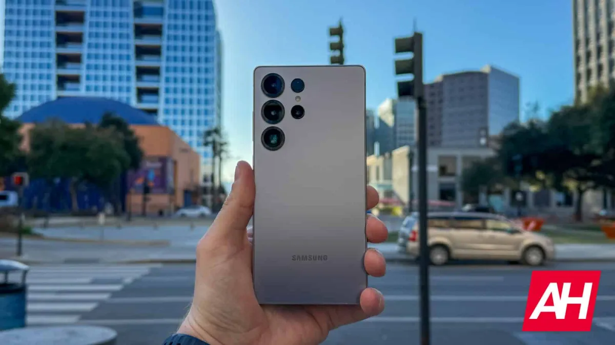 Samsung Galaxy S25 displaying new AI features from the Galaxy S26.