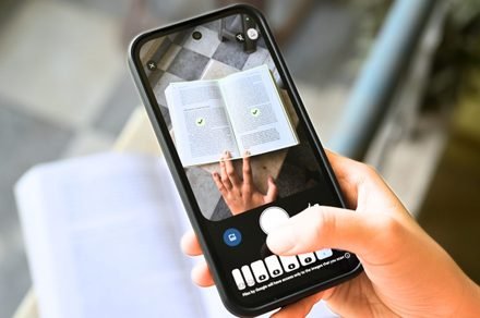 The Android document scanner interface displays smart batch scanning and duplicate detection features.