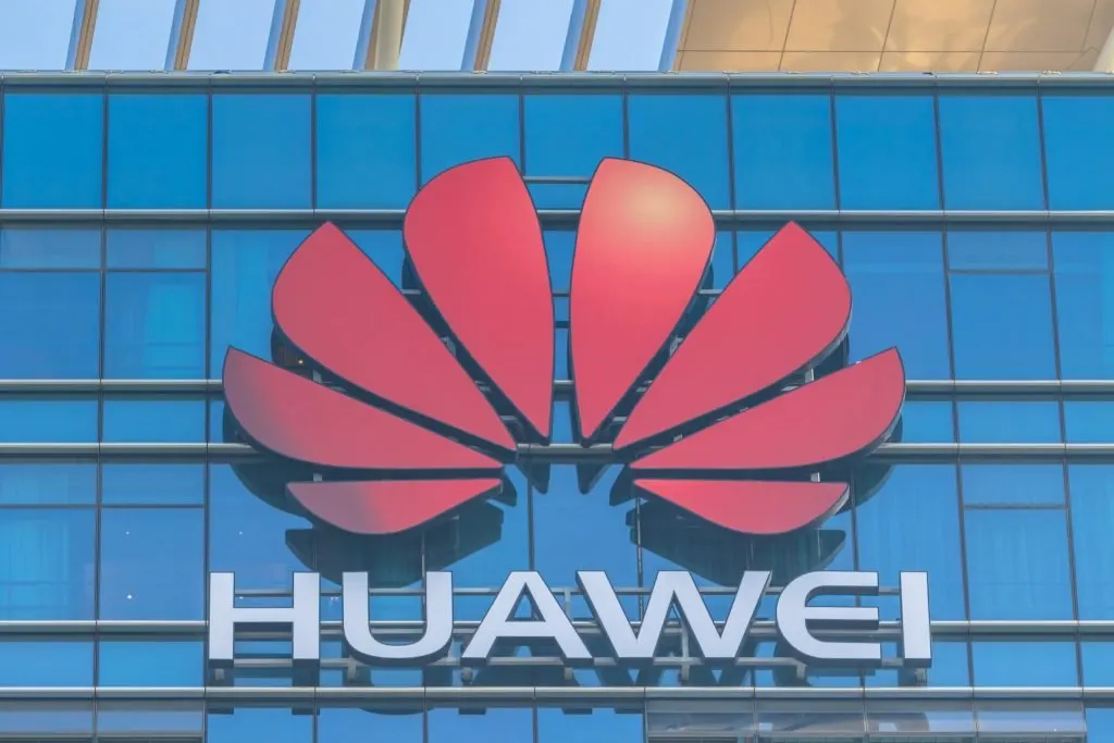 The Huawei Mate 80 smartphone displays the new Outdoor Exploration Mode interface.