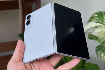 A leaked dummy unit of the Samsung Galaxy Fold 8 Wide shows a reduced folded thickness and a wider cover screen.