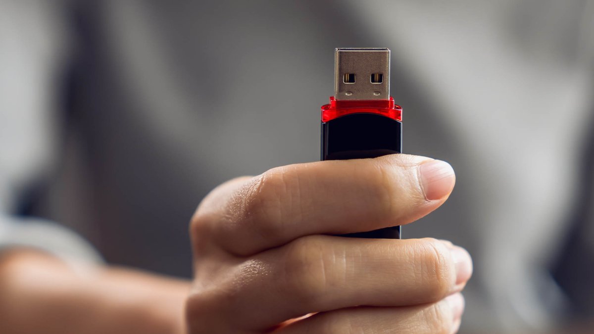 Transforming Old USB Drives Into Professional PC Rescue Kits