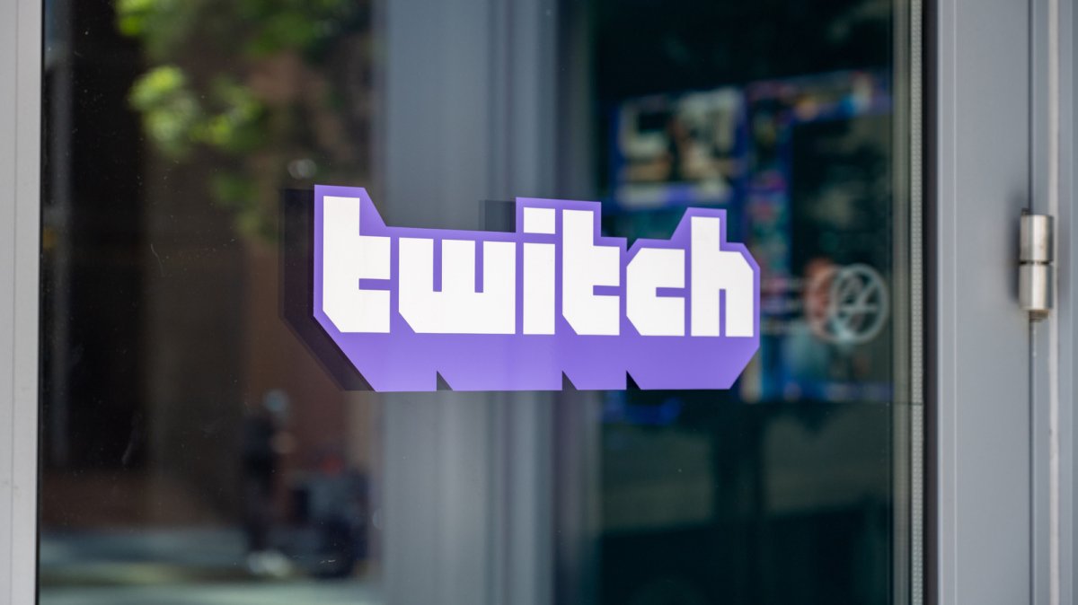 Twitch dashboard showing concurrent viewer caps and viewbotting enforcement warnings for streamers.