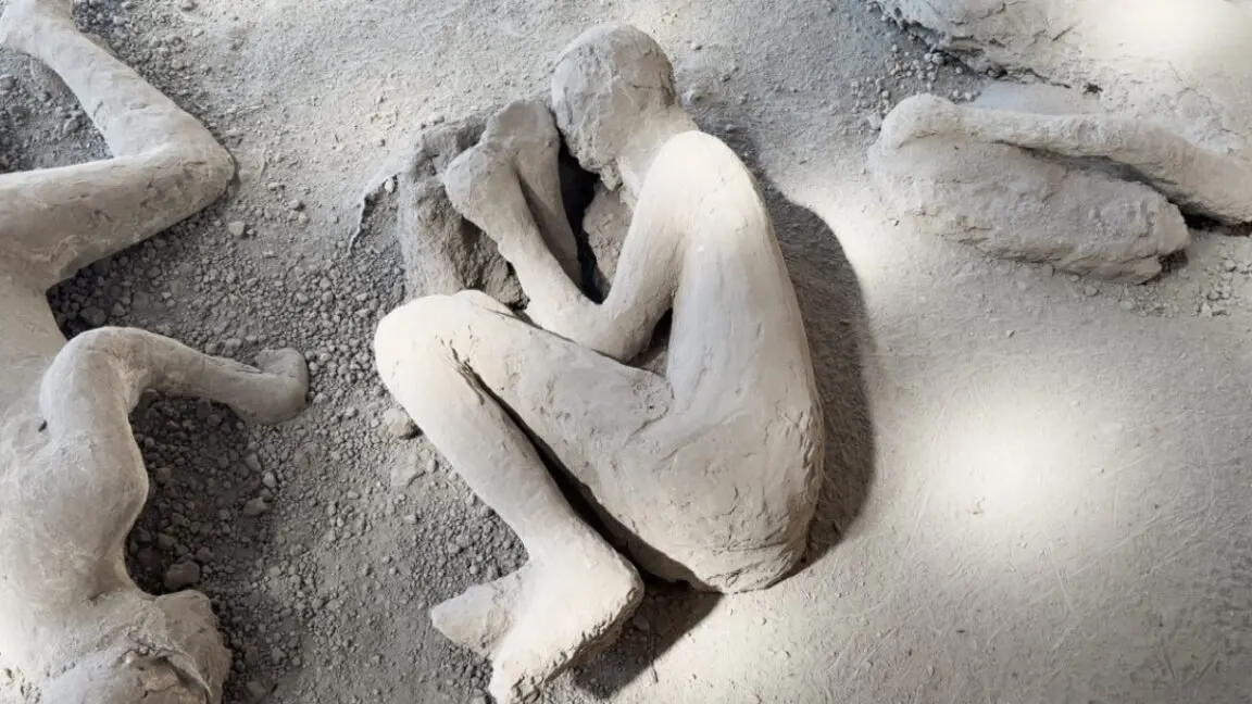 CT scans of a Pompeii plaster cast reveal a concealed Roman medical kit and coin pouch inside the victim.