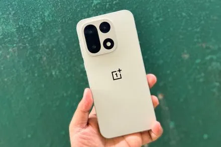 A leaked render of the OnePlus 16 smartphone displays its camera module and screen layout.
