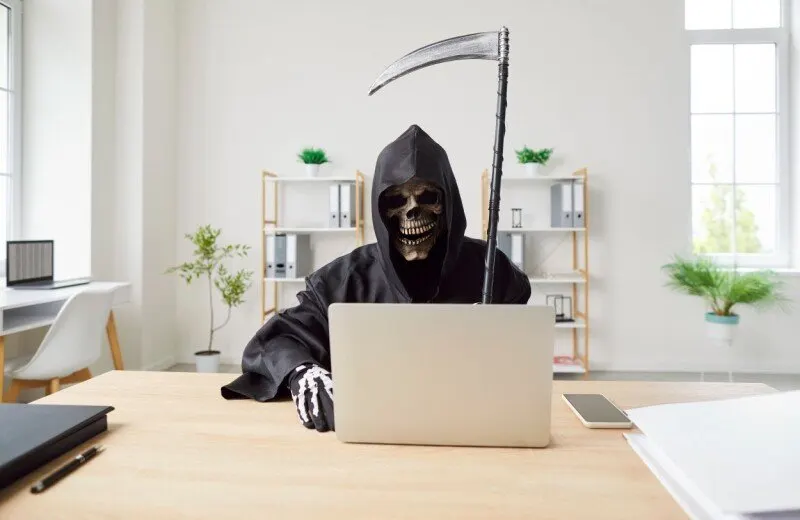 The diagram illustrates how Reaper Stealer exploits macOS Script Editor to steal credentials and maintain persistence