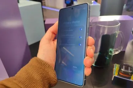 This graphic compares Xiaomi software privacy display technology with Samsung hardware privacy screens.