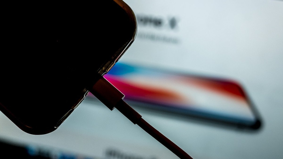 Extending Smartphone Battery Life Through Strategic Maintenance