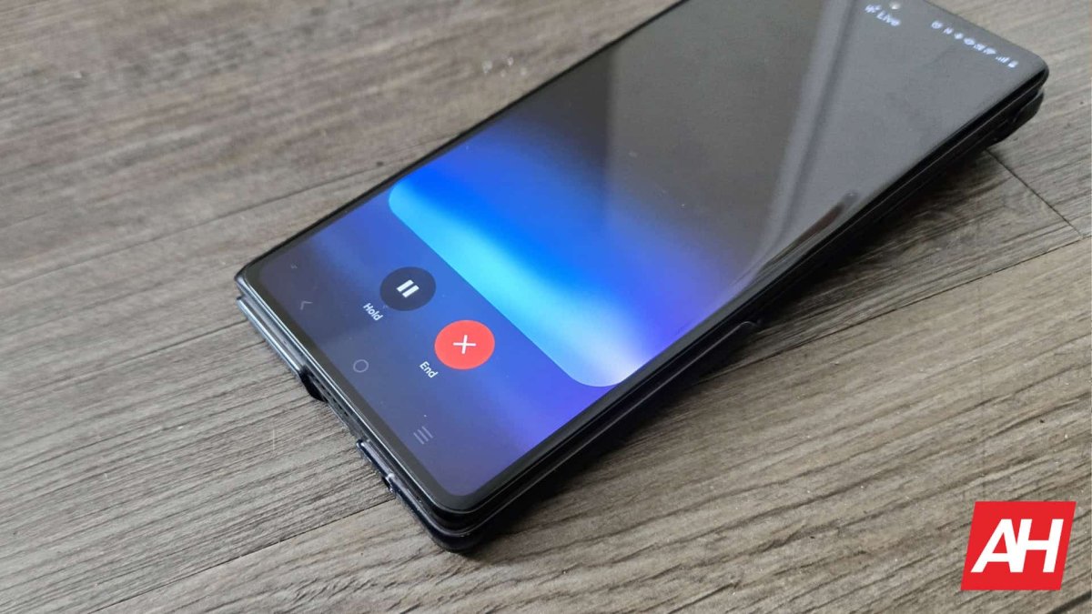 Updated Gemini Live displays refreshed voice profiles alongside a redesigned Android widget with streamlined visuals.