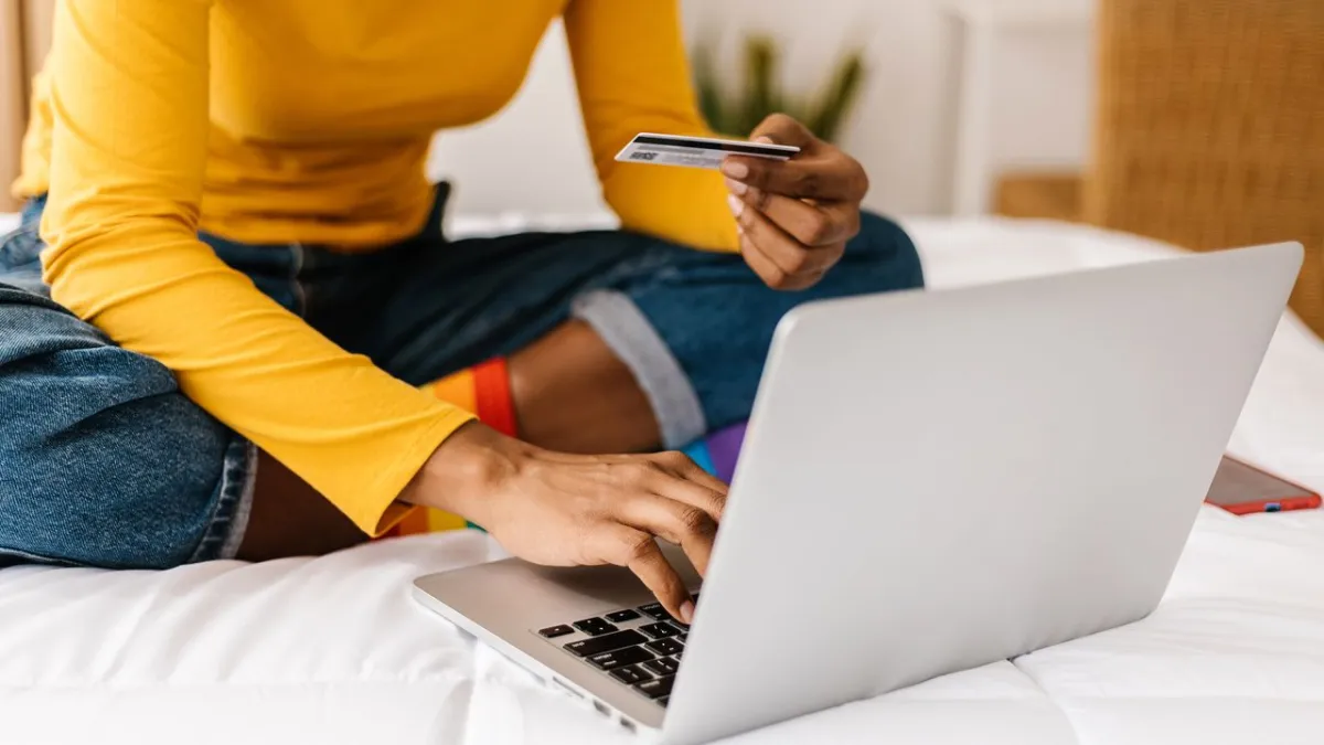 Customer conversation data flows into an analytical dashboard to generate actionable insights.