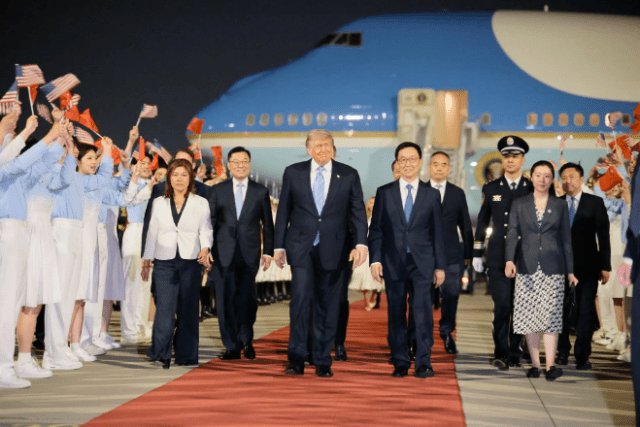 Elite group of American CEOs – outgoing Apple CEO Cook among them – join President Trump in China