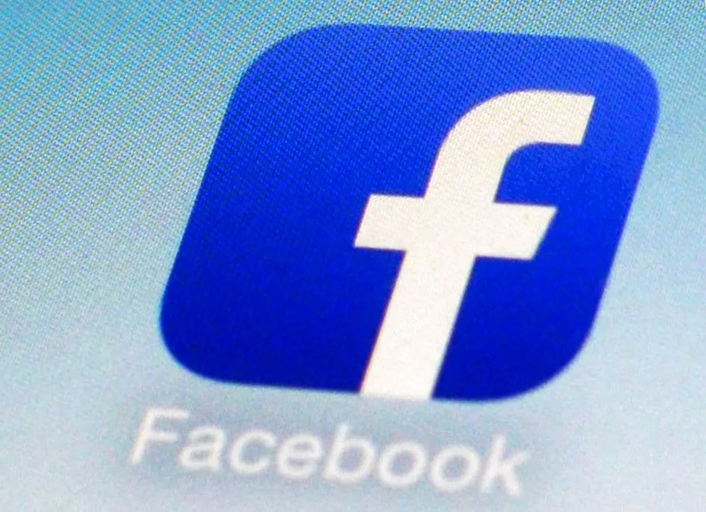 The interface shows Facebook privacy settings for managing microphone access and data collection controls.