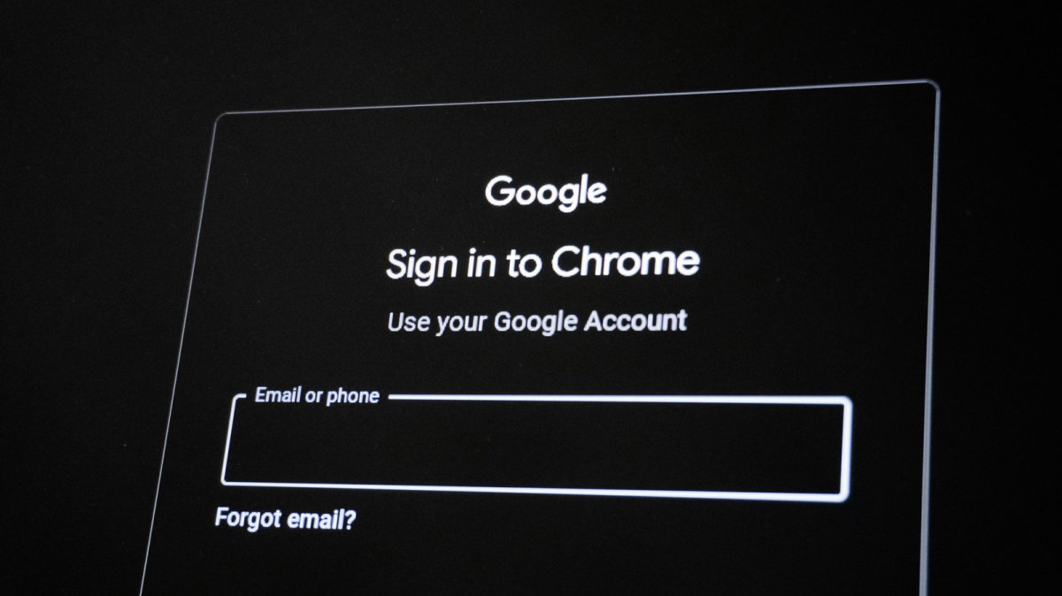 The screen displays a Chrome browser silently downloading an artificial intelligence model and managing storage.