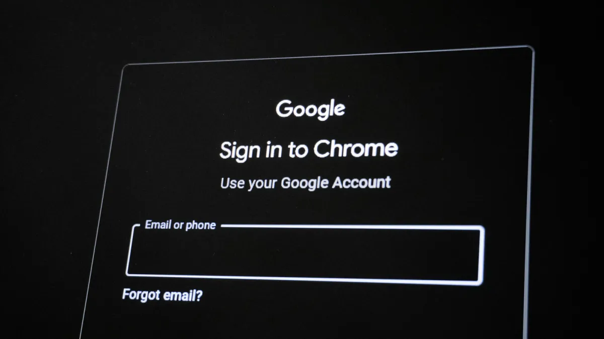 The screen displays a Chrome browser silently downloading an artificial intelligence model and managing storage.