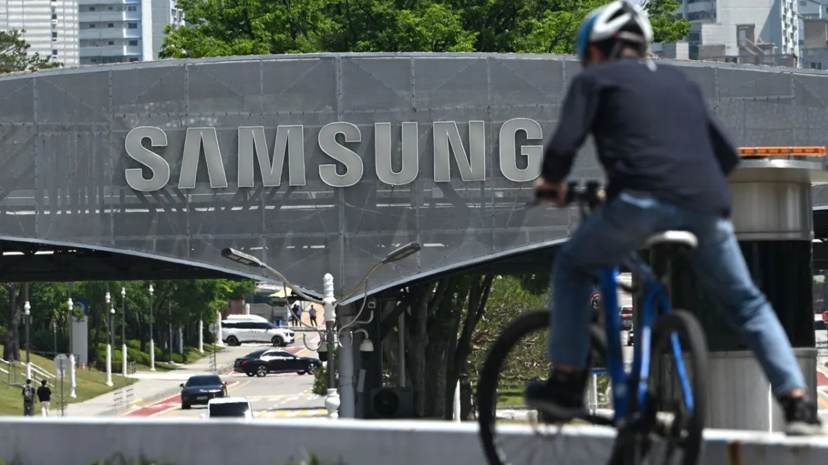 Samsung employees outside the Suwon District Court after bonus ruling