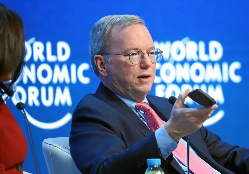 Ex-Google CEO Eric Schmidt faces boos from University of Arizona graduates during his AI-focused commencement speech.