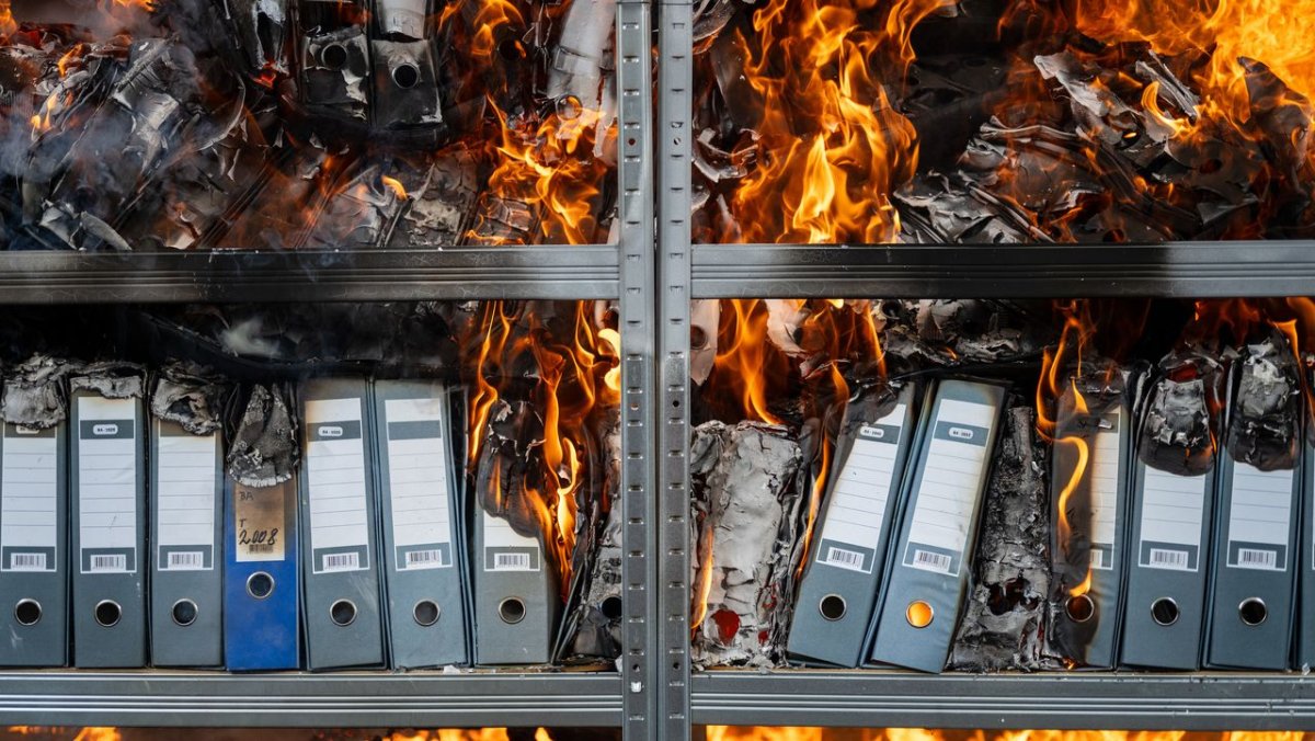 The 7-Zip vulnerability allows code execution via crafted archives due to a buffer overflow in NTFS parsing.