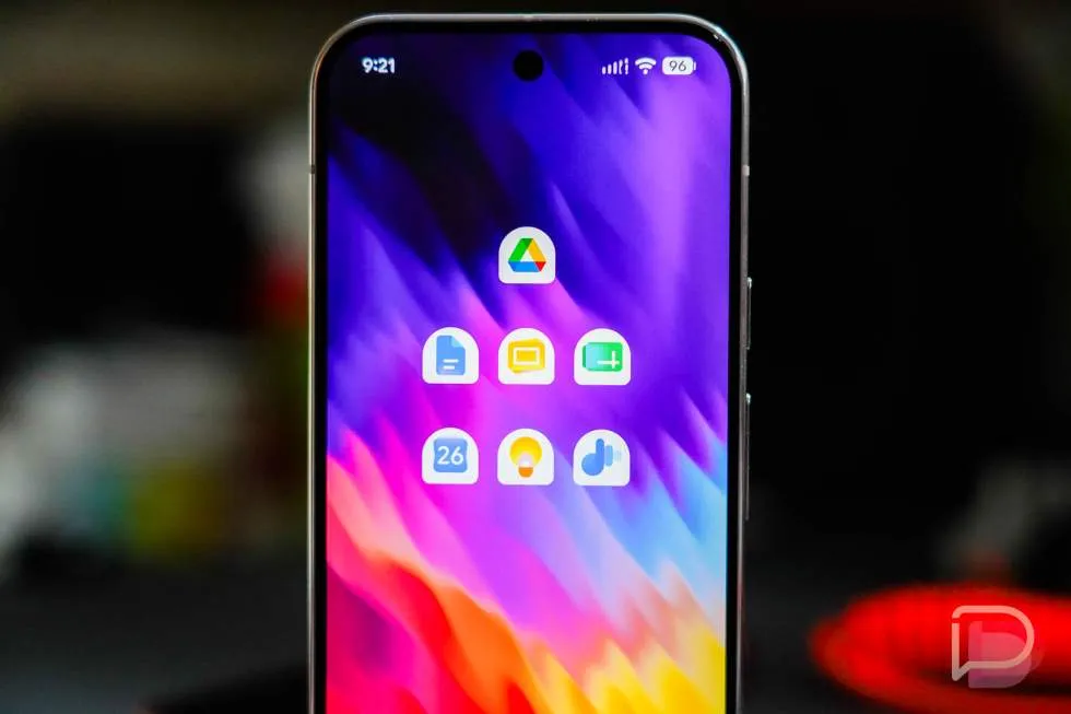 Google Android app icons now feature a gradient design update displayed across the home screen.
