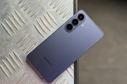 Samsung flagship smartphones are arranged on a display stand.