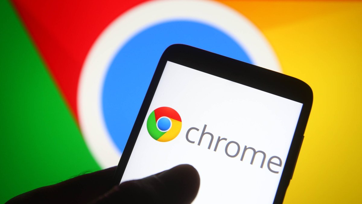 The Chrome 148 security update interface displays version details and patch information for desktop and mobile browsers.