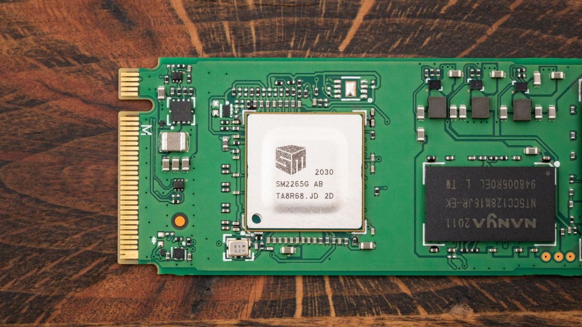 The diagram illustrates the FROST attack monitoring SSD activity through browser APIs to track browsing habits.