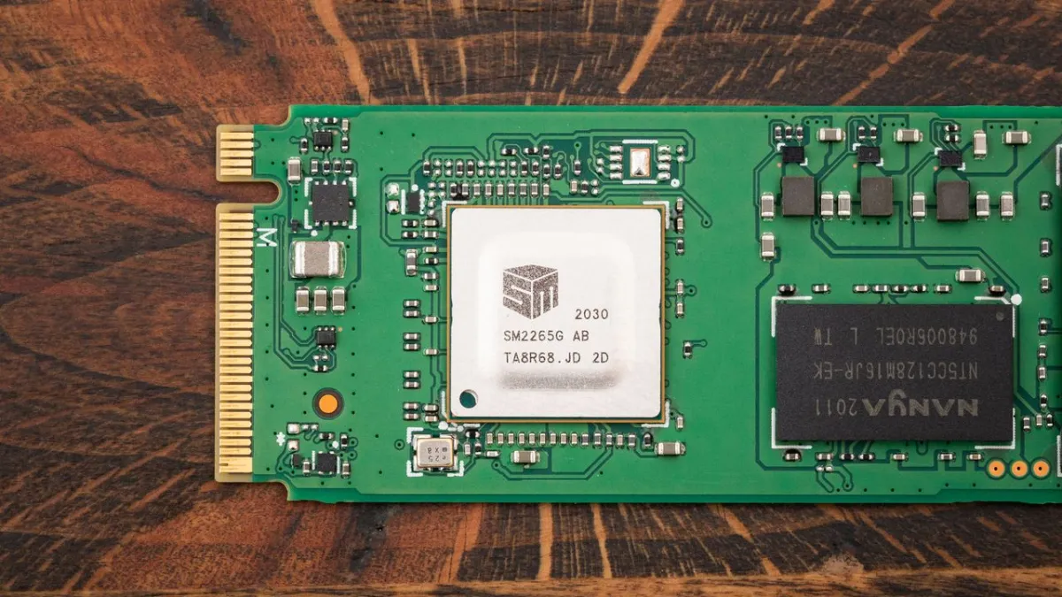 The diagram illustrates the FROST attack monitoring SSD activity through browser APIs to track browsing habits.