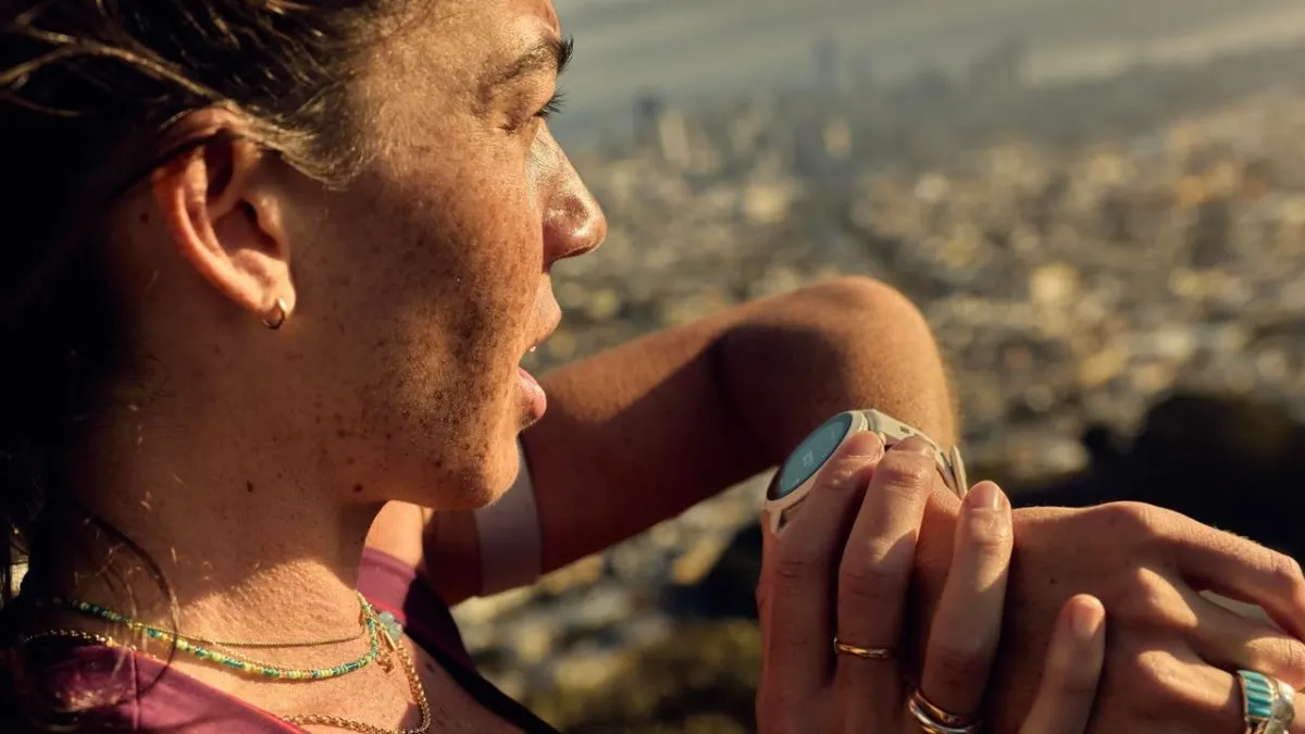 The device shows a Coros sports watch with a built-in microphone designed for voice notes and AI workout analysis.